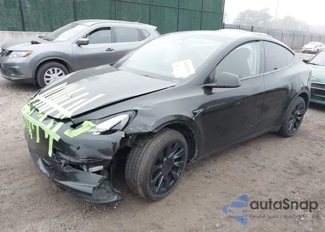 2023 Tesla Model Y Awd/Long Range Dual Motor All-Wheel Drive z USA, uszkodzony, nr VIN 7SAYGDEE6PA180980